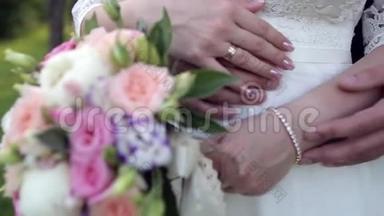新郎拥抱新娘，新娘手持花束，镜头在腰带的水平移动，向新娘展示新娘€™花束
